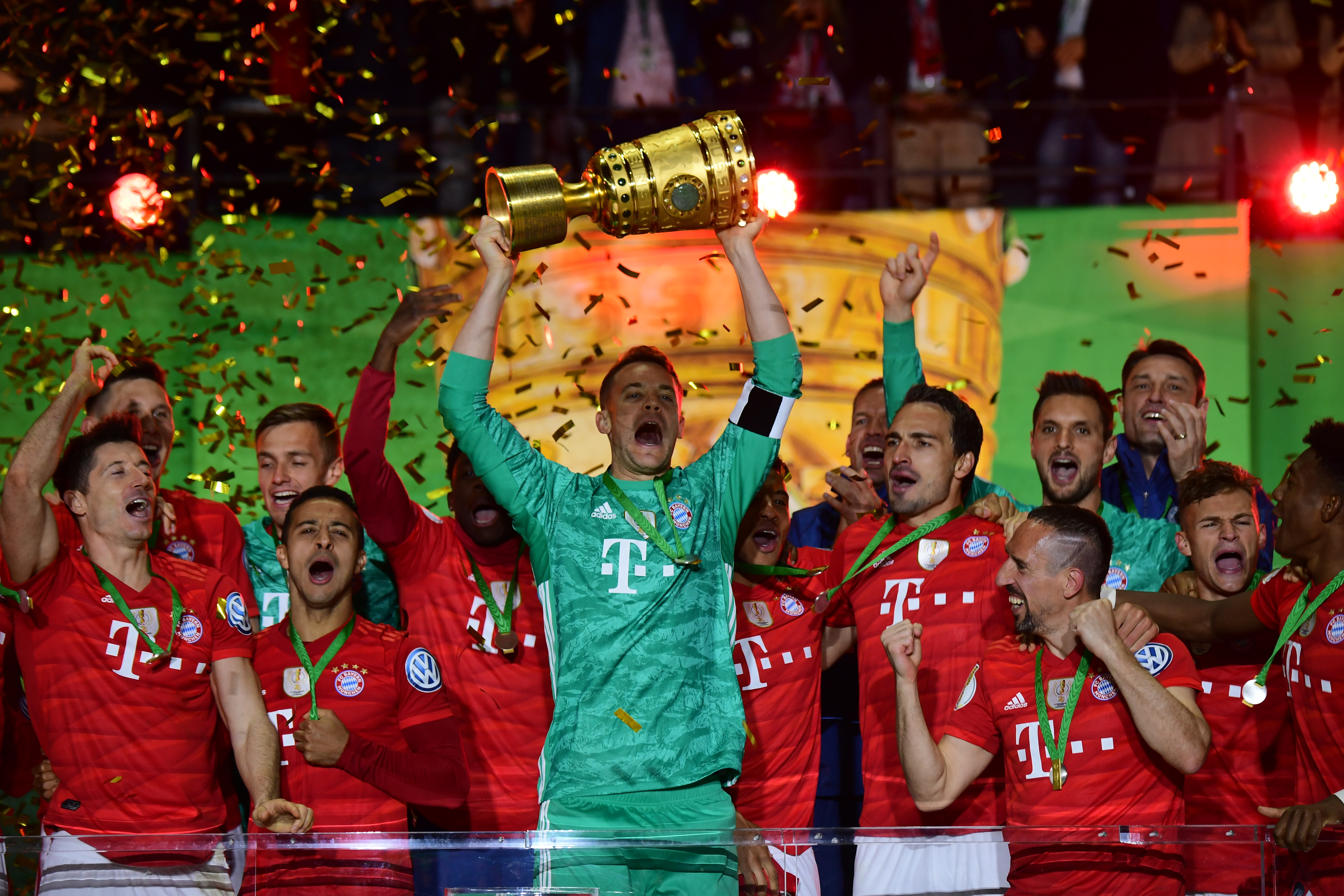 一记扣篮点燃全场（震撼灌篮引爆全场）