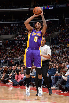 Captain Cade！康宁汉姆定制了一双融合个人元素的美队主题球鞋（康宁汉姆打造融入个人元素的“美国队长”主题定制球鞋）