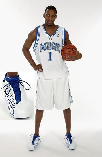 亚当斯赛场拼抢精神彰显，4中0得分却贡献12板，进攻板数抢眼（亚当斯拼劲十足：4投0中仍抢下12篮板，进攻篮板抢眼）