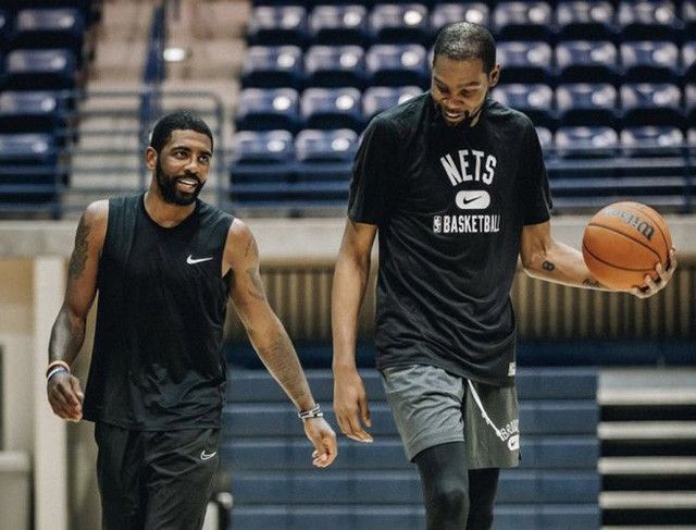 心情不错！知名说唱歌手Jay-Z现身湖人主场观看NBA杯（笑容满面！嘻哈巨星Jay-Z亮相湖人主场观战NBA杯）