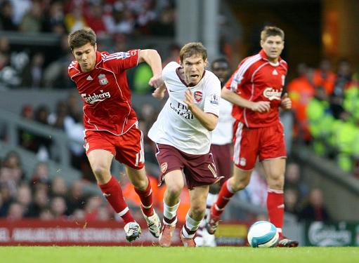 热议！韩国全能国脚遭中超多队哄抢，浙江在列，买断费100万美元（韩国全能国脚成中超香饽饽，浙江参与争夺，买断价100万美元）