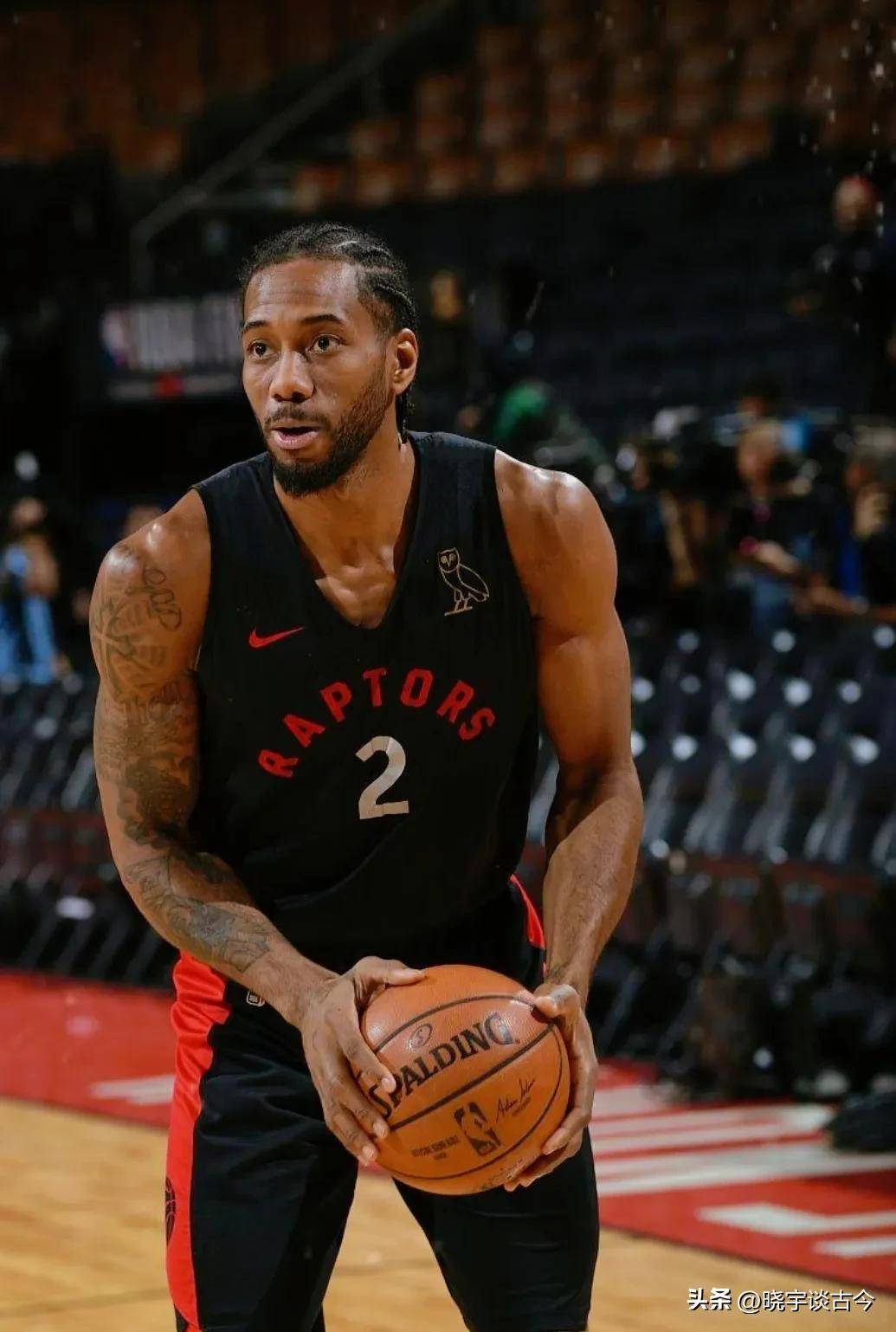 活久见，阿根廷杯决赛独立队主帅用脚绊倒对手拖延时间被罚下（阿根廷杯决赛罕见一幕：独立队主帅为拖时间伸脚绊人遭罚下）