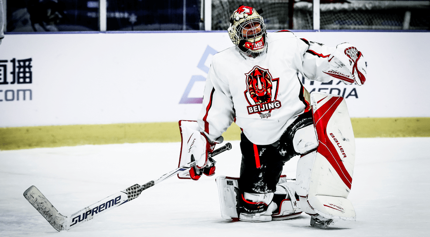 塞维利亚德比前双方极端球迷发生冲突，爆发斗殴并投掷焰火（塞维利亚德比前夕，双方极端球迷对峙升级为斗殴并投掷焰火）