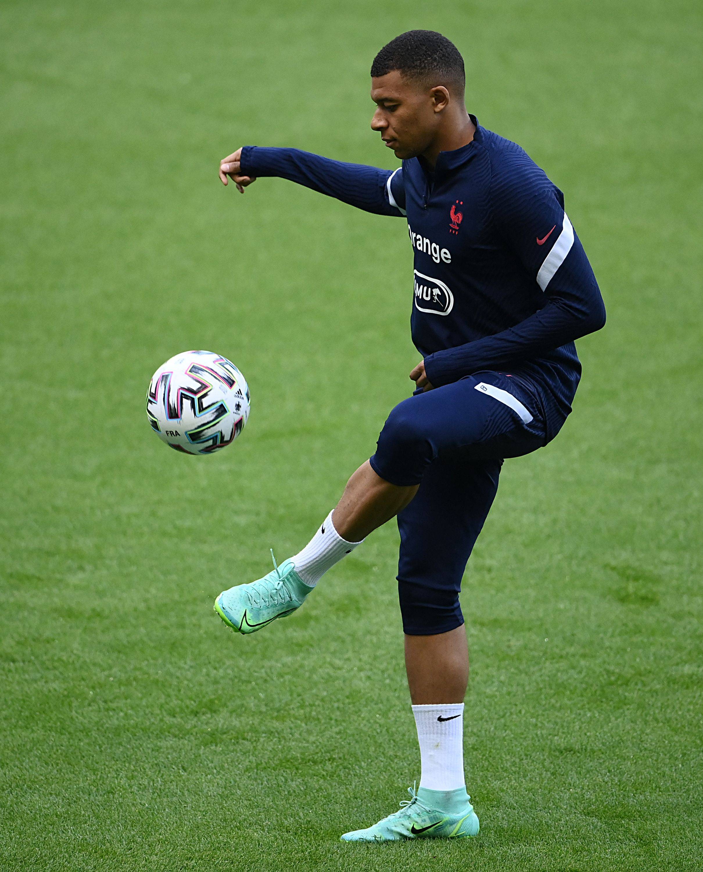 弗兰克：我不同意斯洛特的意见，范德芬不铲抢就不是合格后卫（弗兰克反驳斯洛特：不铲抢的范德芬称不上合格后卫）