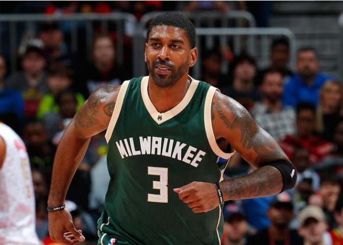 湖人詹姆斯关键封盖锁定胜局（詹姆斯致命封盖助湖人锁定胜利）