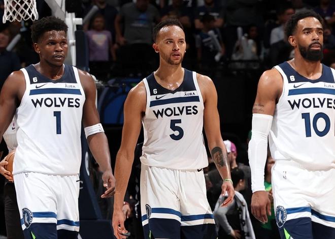 今年上海双雄争冠战启用外籍裁判，去年的主裁为傅明、李海新（今年上海双雄争冠对决将由外籍裁判执法，去年主哨为傅明、李海新）